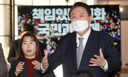 지난 1월11일 윤석열(오른쪽) 국민의힘 대선후보가 서울 성동구 할아버지공장 카페에서 '진심, 변화, 책임' 신년 기자회견을 마친 뒤 취재진의 질문을 받고 있다. <국회사진기자단·연합뉴스>